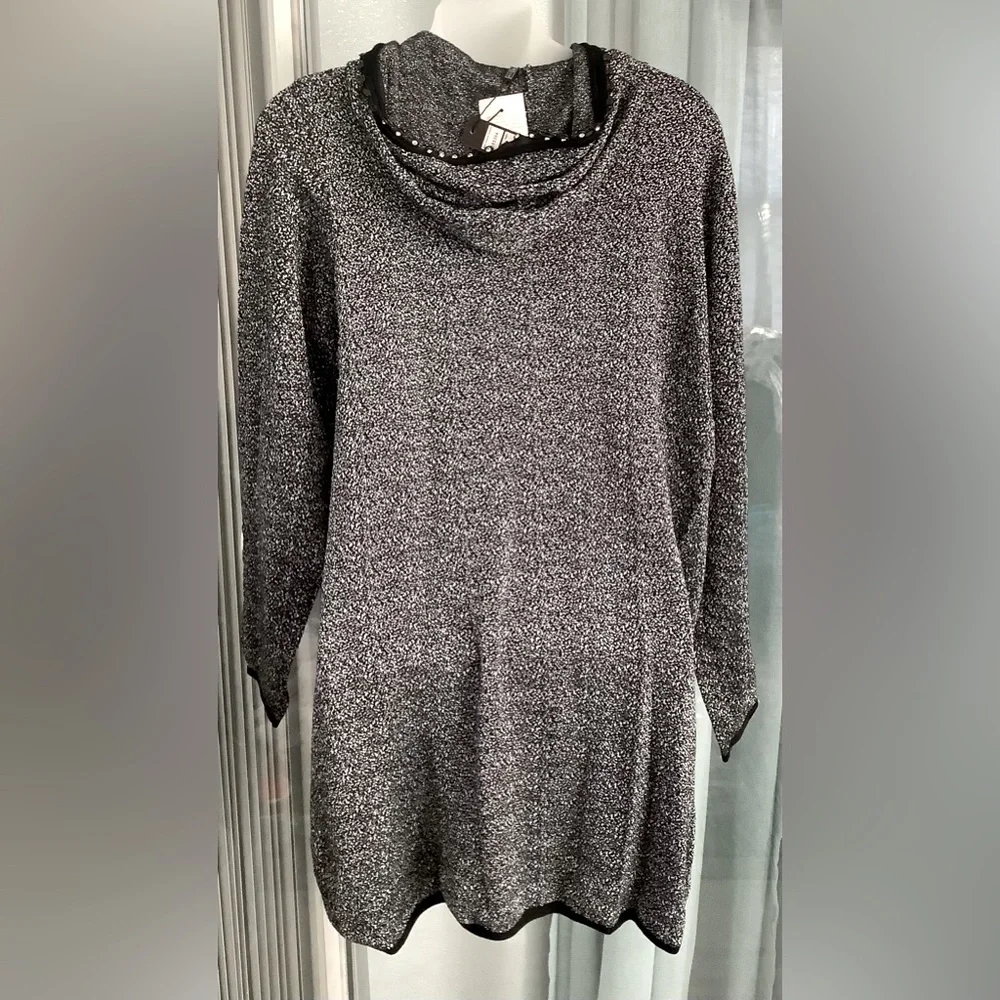 Long sleeved, hooded tunic top featuring a black & silver speckled knit 🌻